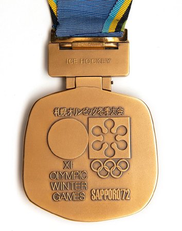 Back: Sapporo 1972 prize medals, Emblem of Games with Japanese sun