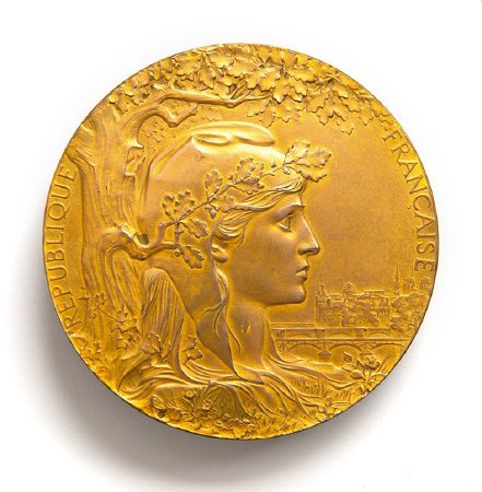 Front of Paris 1900 Exposition medal in gilt bronze